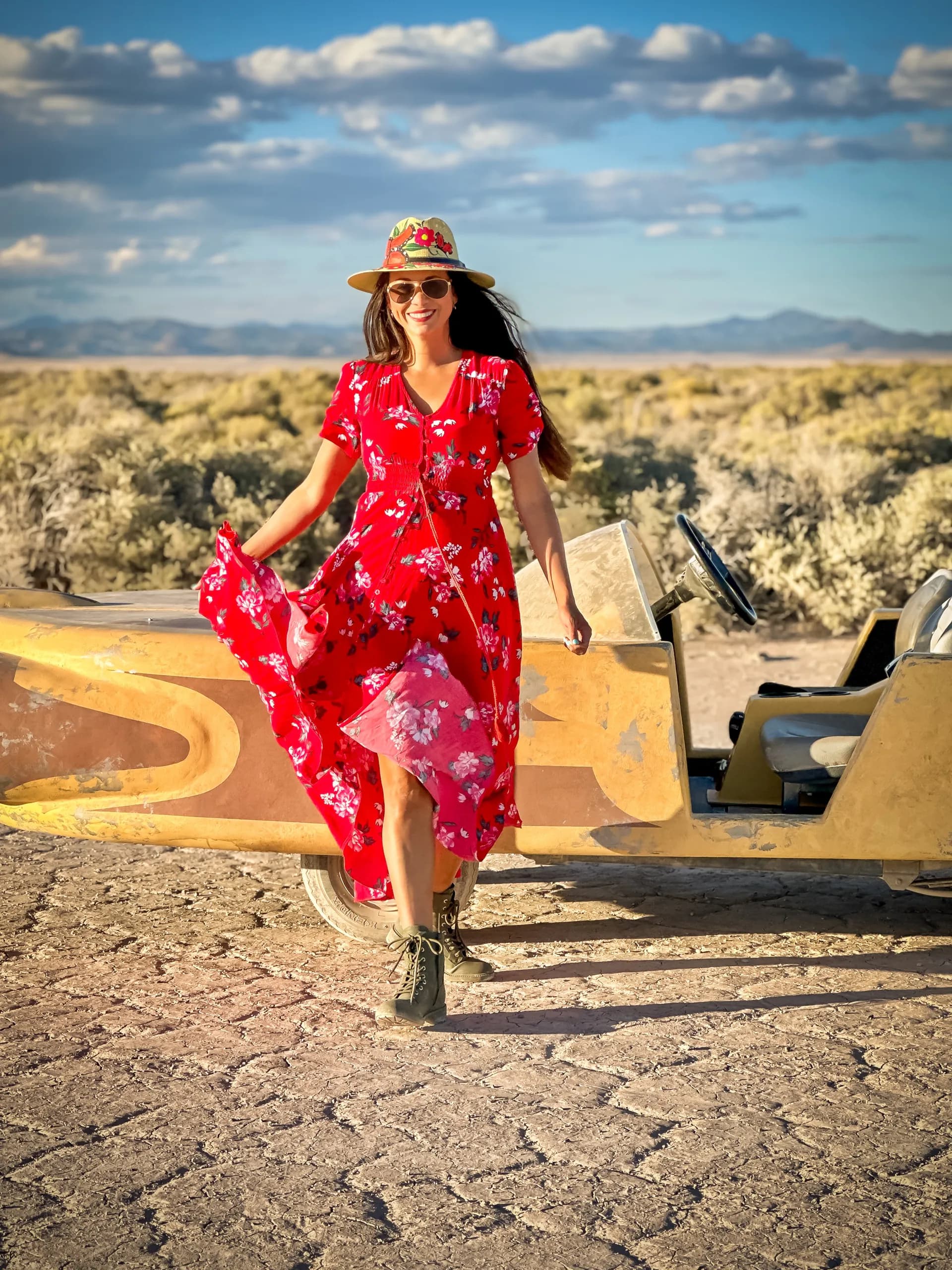 desierto y vestido rojo